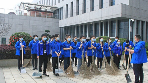 波隆水務集團繼續弘揚雷鋒精神組織員工在榔梨片區開展志愿清掃街道活動